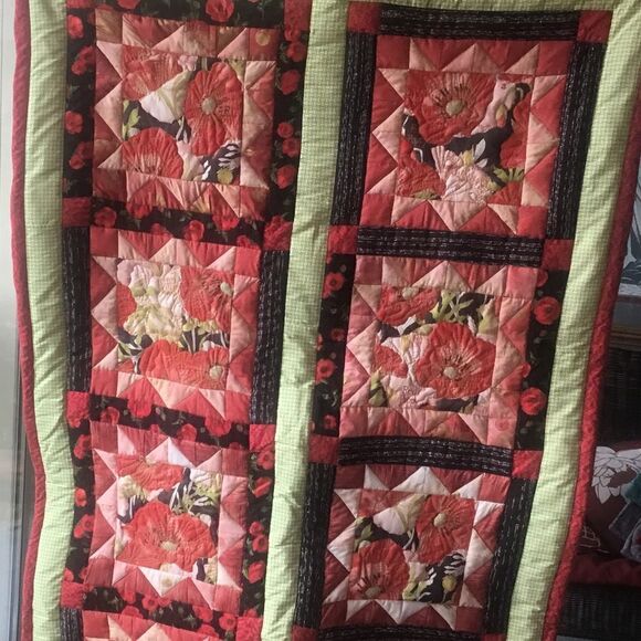 Brand new Hand Crafted Poppies Quilt - Picture 1 of 15